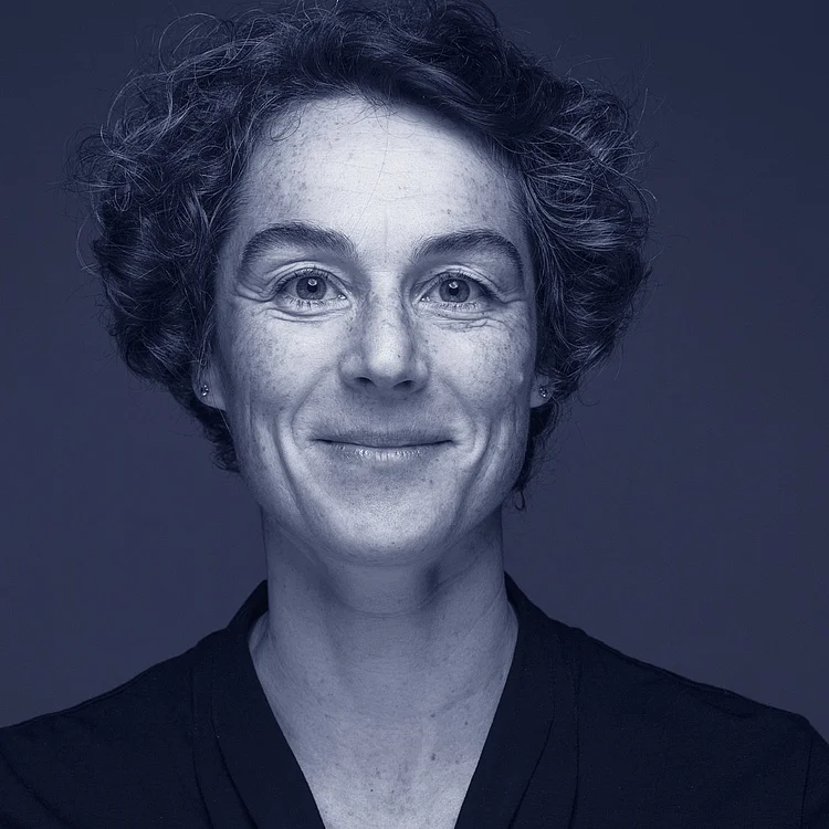 Ready to listen to your fear - instead of fighting it? | Lara Mandioni